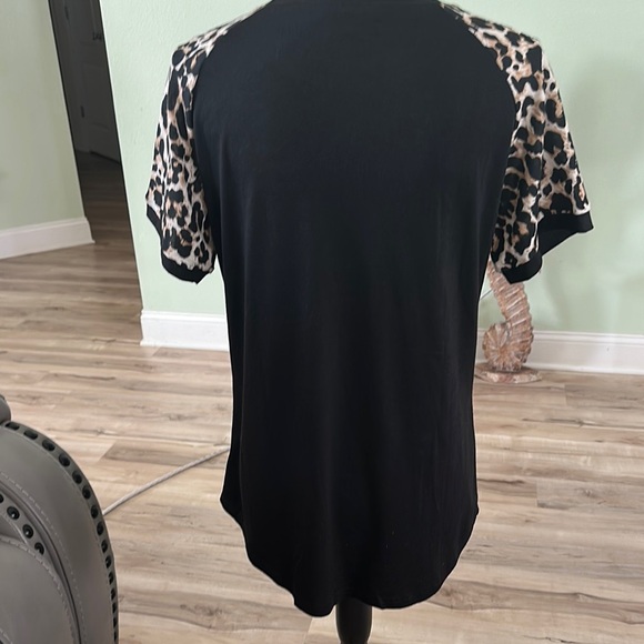 Stylish Black Top with Leopard Print Sleeves - Picture 2 of 4